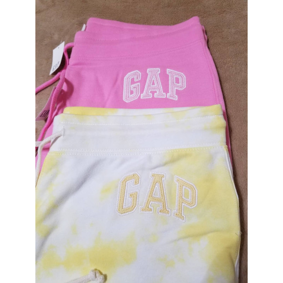 GAP NWT Women's Shorts Logo Graphic Soft Comfy Fleece Size Small Pink Ye… - Picture 2 of 11